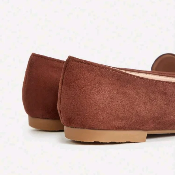 Elegant Brown Loafers with Gold Accent - Picture 3 of 3